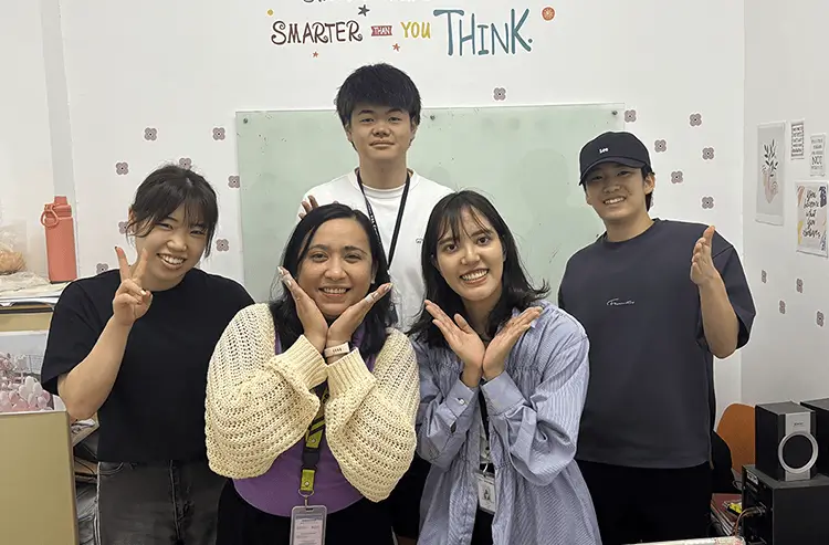 「SMARTER YOU THINK」の看板が掲げられた教室で笑顔の生徒たち