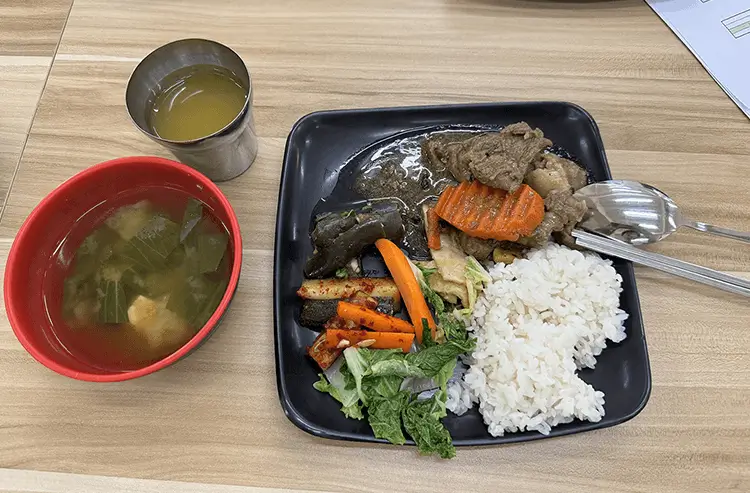 フィリピンの定食（ライス・スープ・焼き魚・野菜）