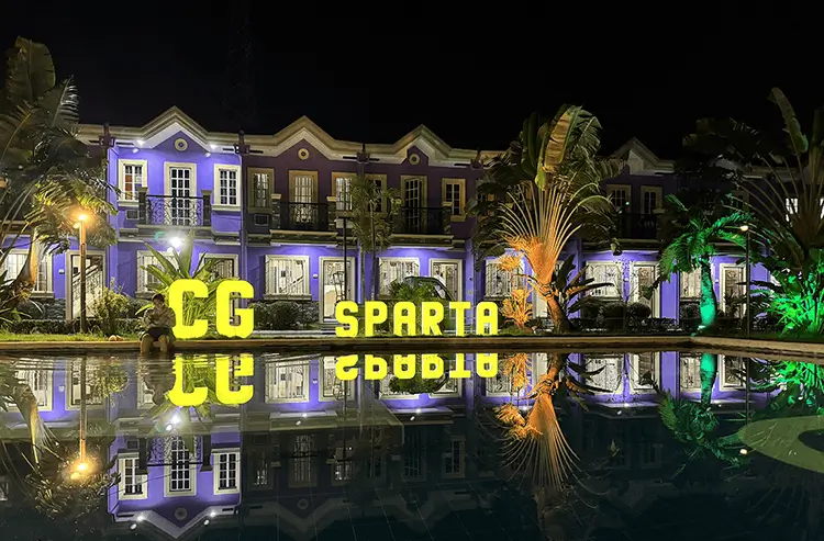 ライトアップされたCG SPARTAの校舎夜景