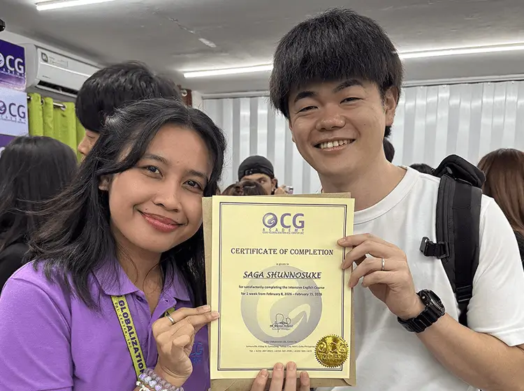 CGの修了証書を持って笑顔の日本人とフィリピン人の2人