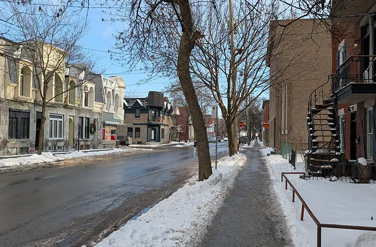雪が残るモントリオールの街並みと石造りの建物