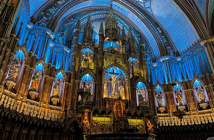 青いライトアップが幻想的なノートルダム大聖堂の内部