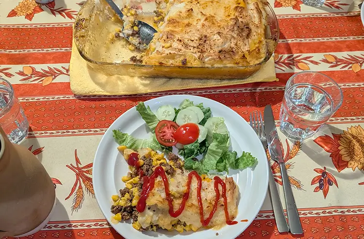 カナダ料理のラザニアとサラダが乗った皿