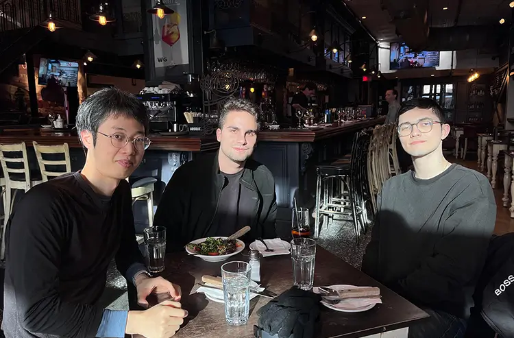 モントリオールのレストランで地元の人と食事する様子