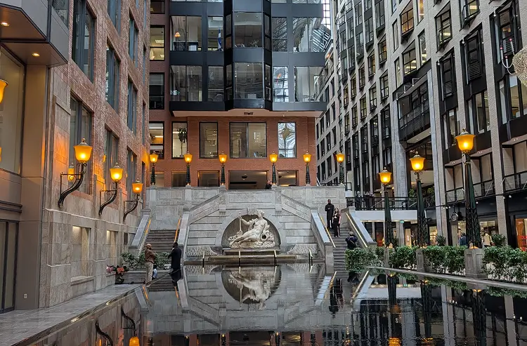 モントリオールの歴史的な建物のアトリウム