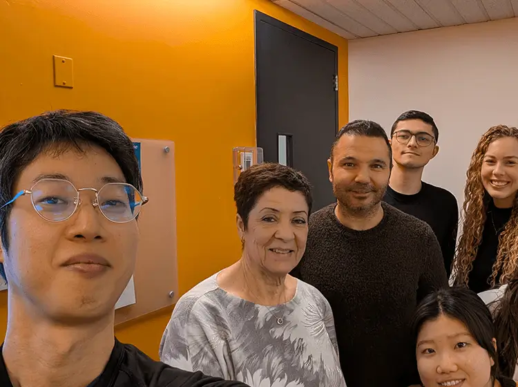 EC Montrealの教師・クラスメートと笑顔で撮ったセルフィー