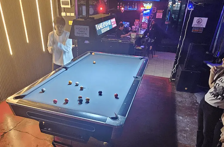 ビリヤードを楽しむ留学生たち