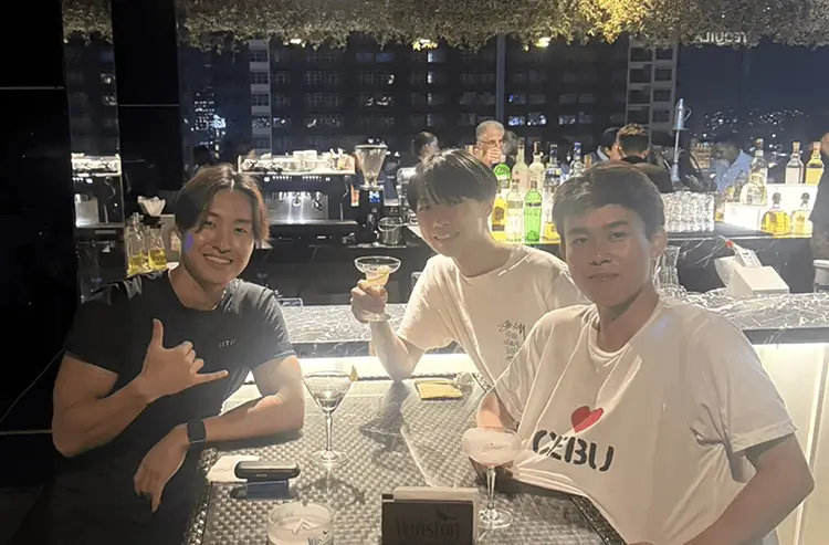 夜のバーやナイトスポットで盛り上がる留学生たち