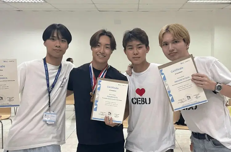 修了証書を手に笑顔で並ぶ3人の男性