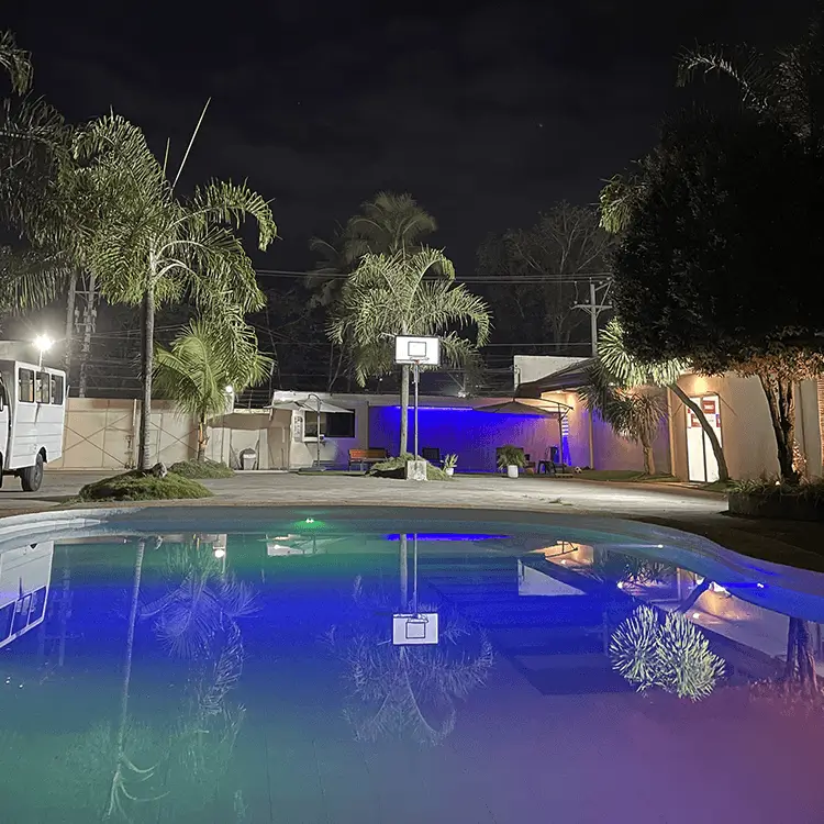 夜間照明が点くTARGET語学学校のプールと校舎