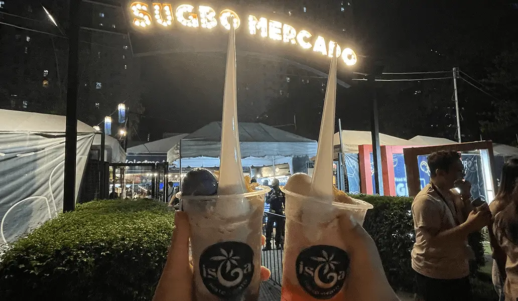 夜にライトアップされたSUGBO MERCADOの看板