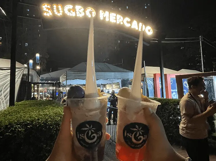 夜にライトアップされたSUGBO MERCADOの看板