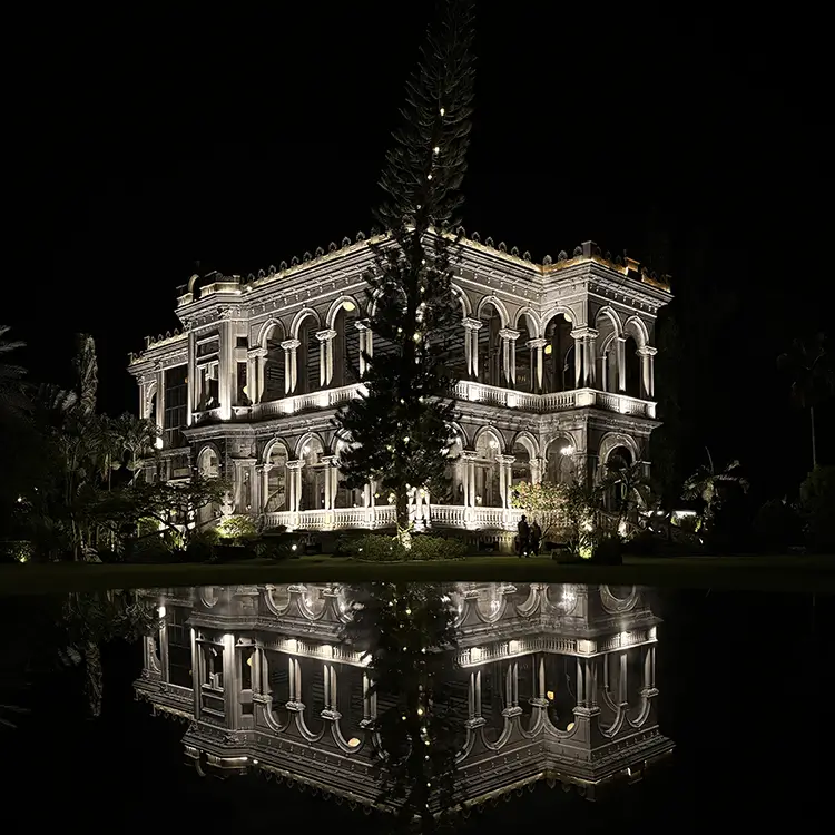ライトアップされた歴史的な石造り教会の夜景