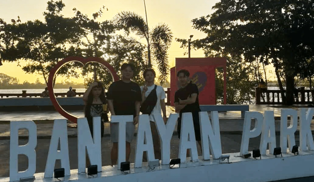 夕暮れ時にBANTAYANのモニュメント前で並ぶ留学生たち