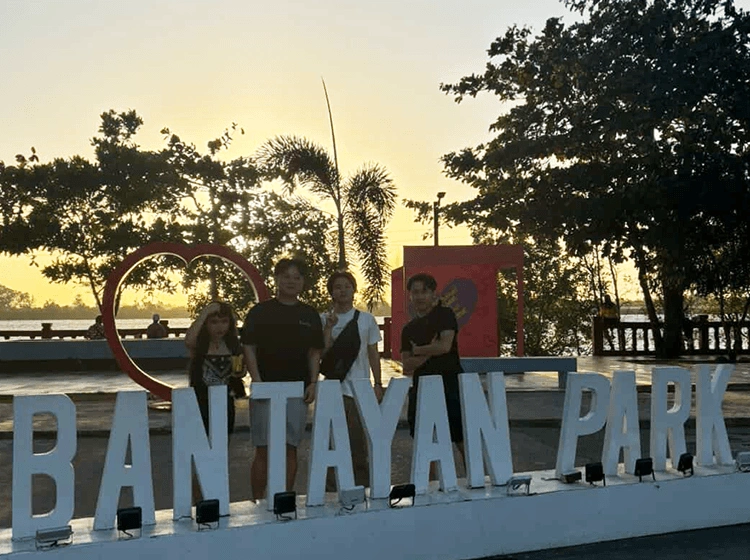 夕暮れ時にBANTAYANのモニュメント前で並ぶ留学生たち