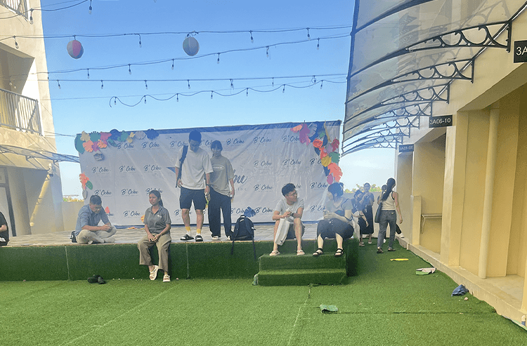 語学学校のイベントで屋外ステージに立つ生徒たち