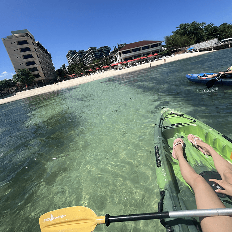 カヤックからリゾートビーチを望む様子