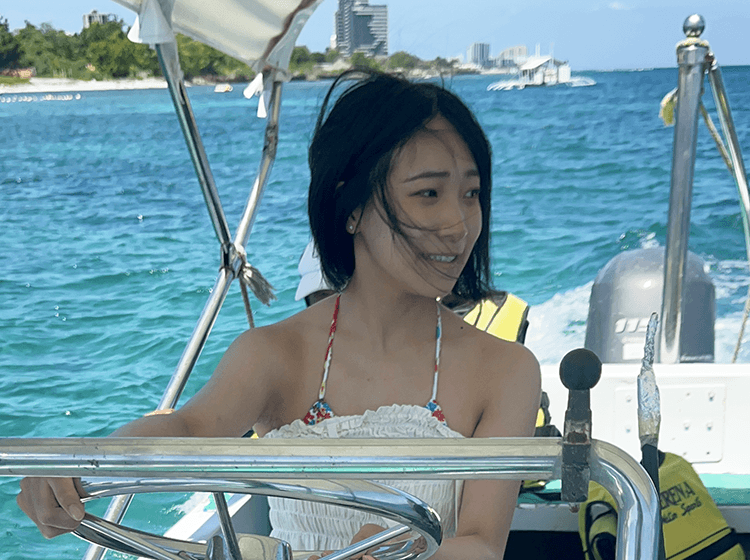 セブの海上ボートで笑顔を見せる女性