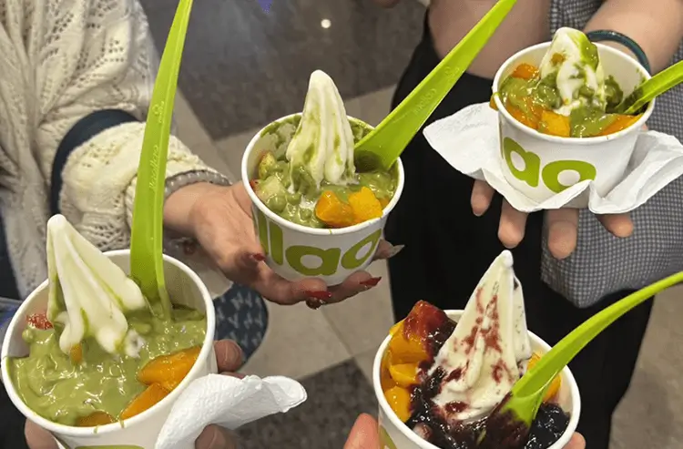 友人と南国スイーツを楽しむ様子