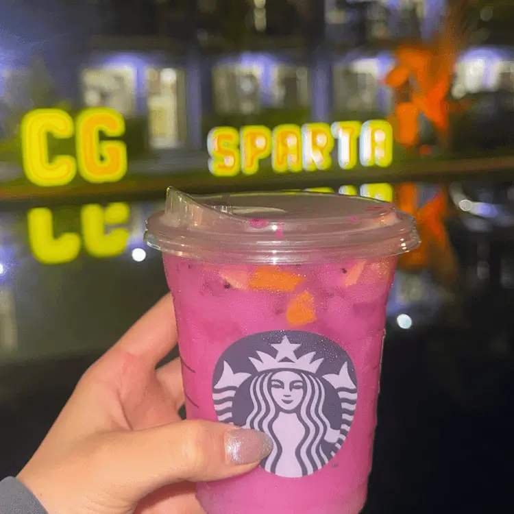 CG SPARTAのネオンサイン前でスタバを持つ