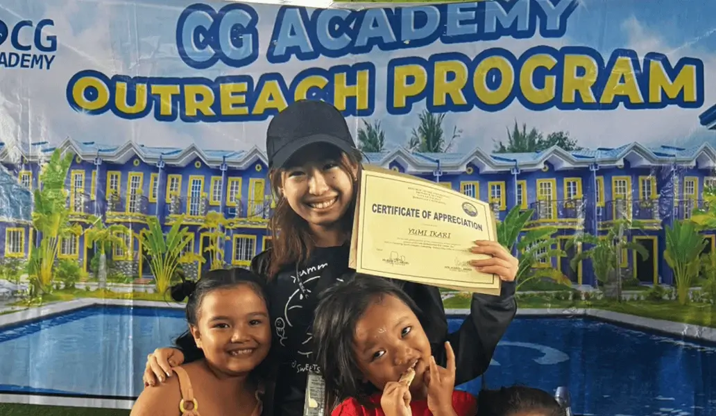 CG Academy留学修了証書を手に笑顔の女性