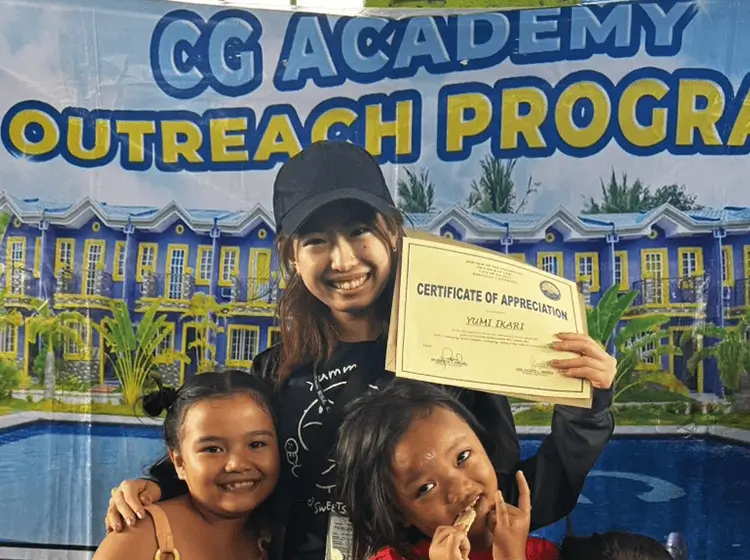 CG Academy留学修了証書を手に笑顔の女性