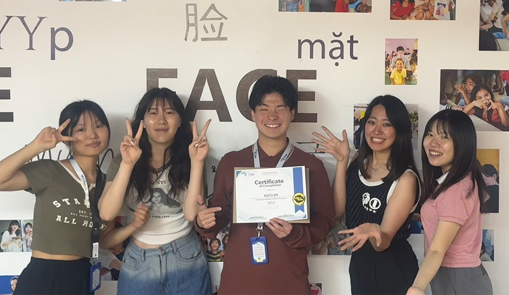 証明書を持ってポーズを取る笑顔の5人の学生のグループ写真