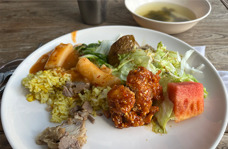 白いプレートに盛られた様々な料理とスープの食事