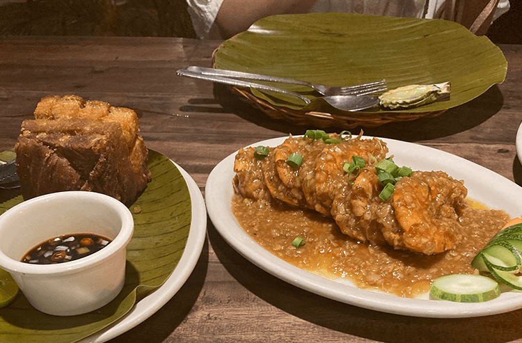 プレートの上でバナナの葉の上にソースがかけられた食事