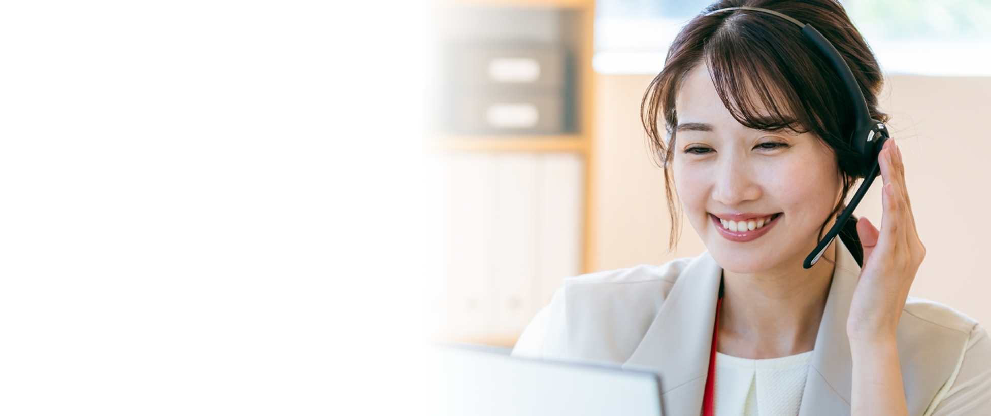 ヘッドホンマイクをつけた女性