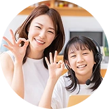 オンライン英会話レッスンを楽しむ小学生と母親