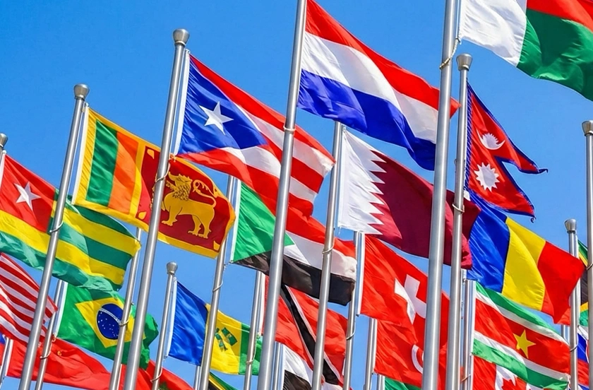 世界各国の国旗が並んで掲揚されている様子