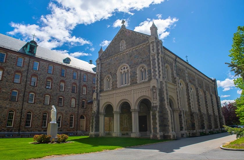 歴史ある海外の大学キャンパス校舎の外観