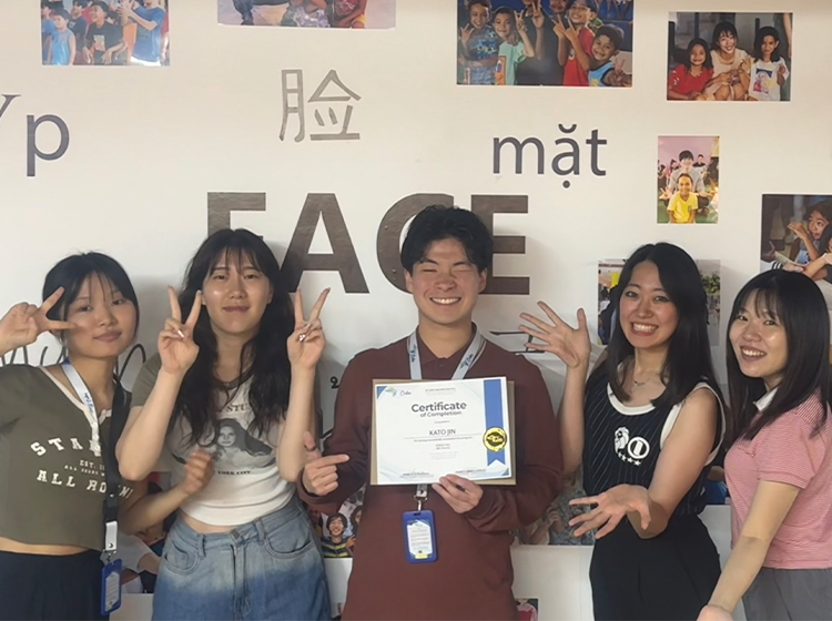 証明書を持ってポーズを取る笑顔の5人の学生のグループ写真